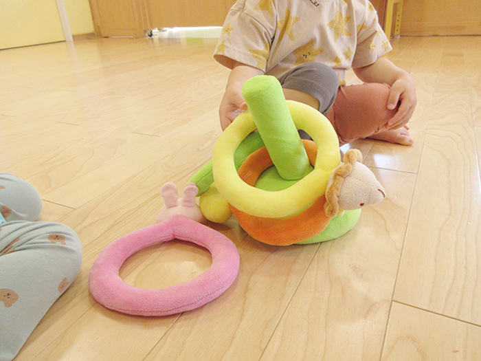 布やビニールやボタン等の玩具