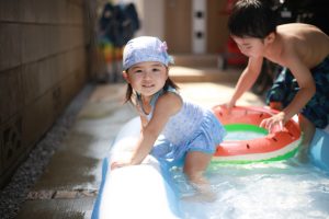 小さなお子さんとのプール遊びで注意したいこと