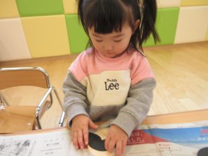 おひなさま作り　遊びの様子