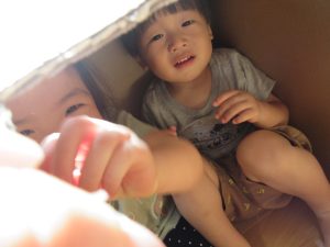 ダンボールのお家で遊んだよ🏠💕