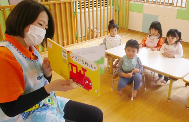 保育士と学ぶ園児