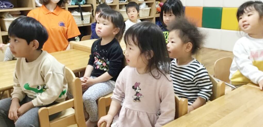 絵本を読み合いする園児