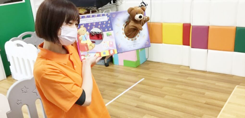 絵本を読む保育士