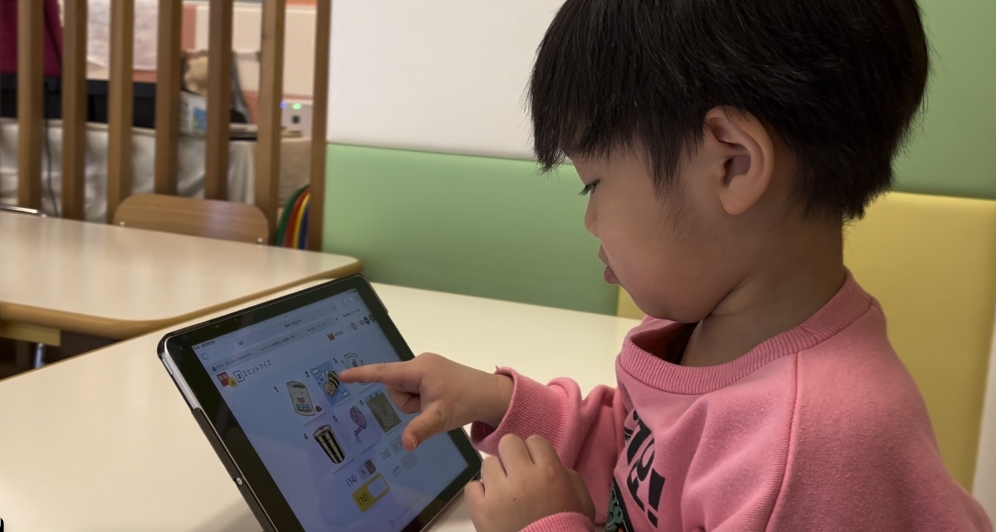 タブレットで受験する園児の様子