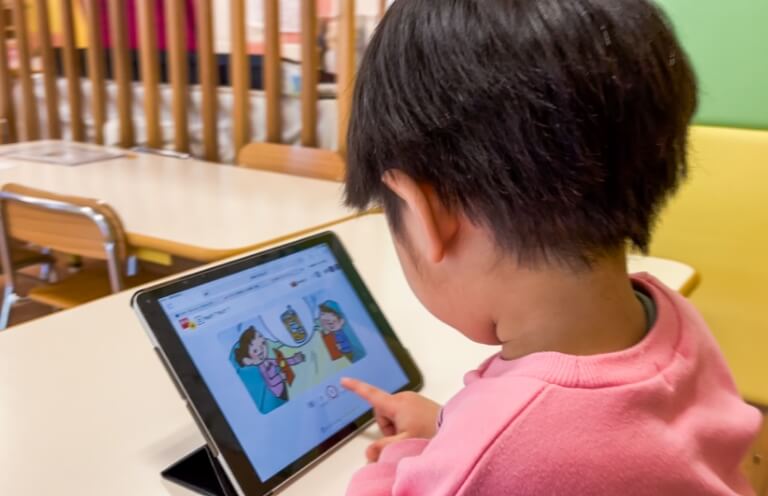 bronzeを勉強する園児