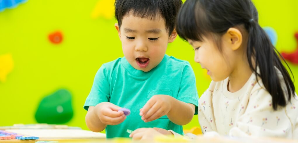 フラッシュカードを提示する保育士