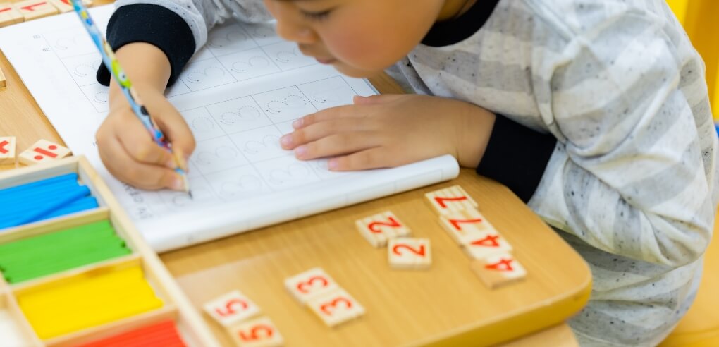 フラッシュカードと保育士