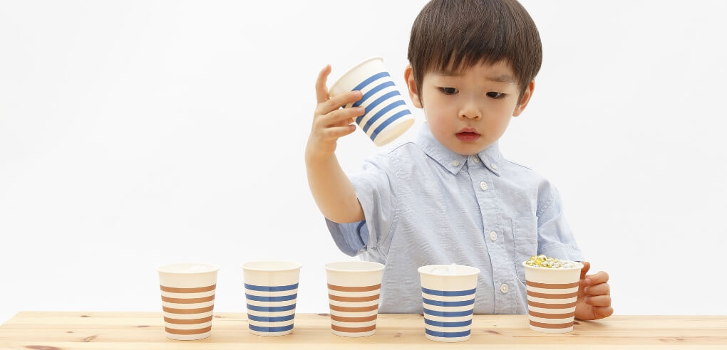 フラッシュカードを学習する園児