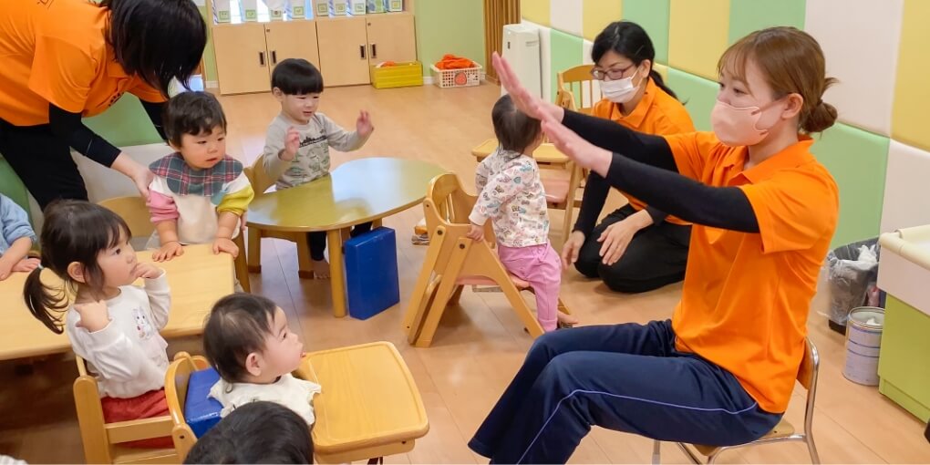 保育士と学ぶ園児