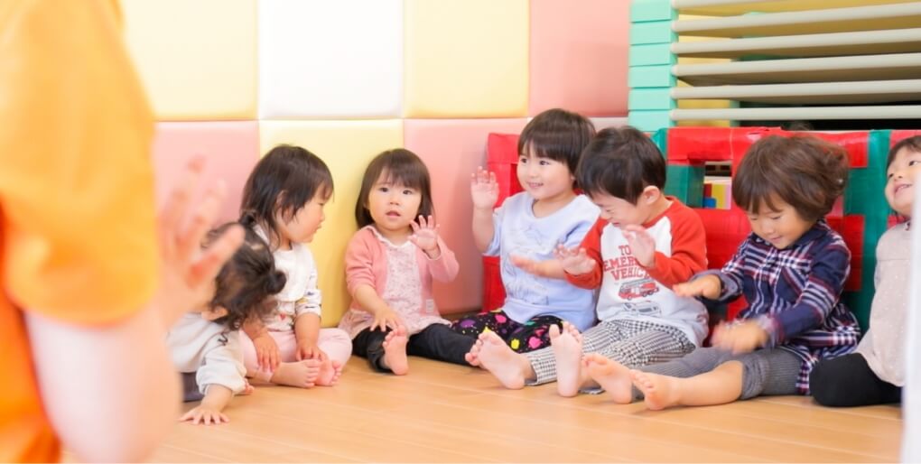 英語を学ぶ園児