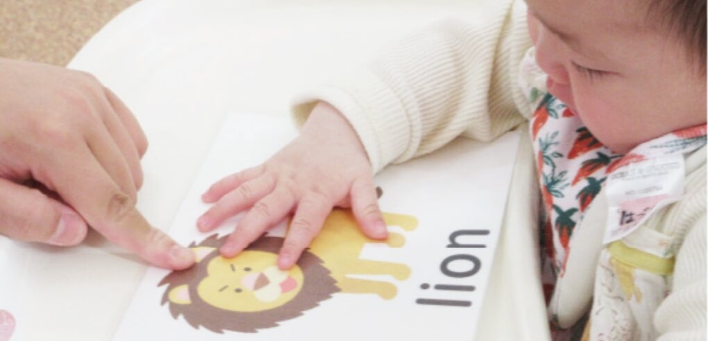 英語を学ぶ園児