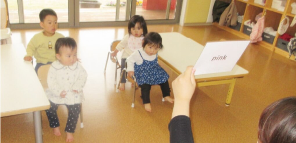 英語を学ぶ園児