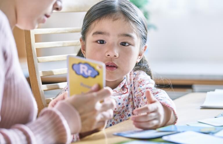 保育士と学ぶ園児