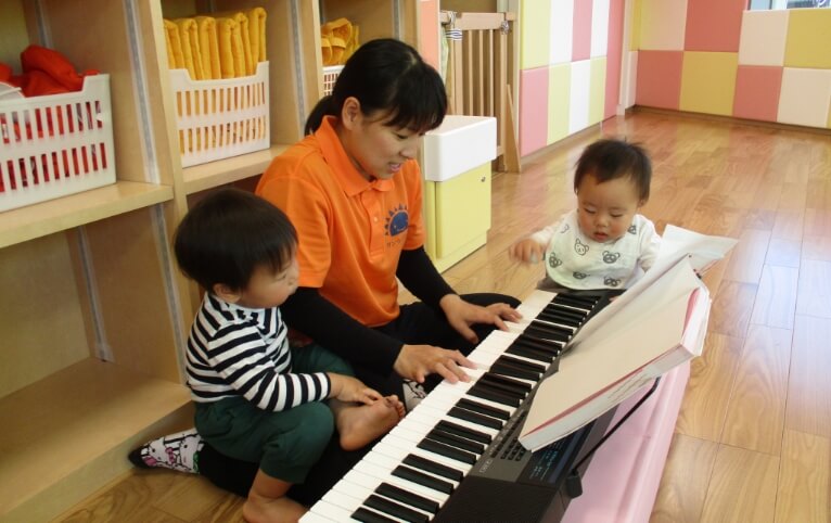 保育士と学ぶ園児