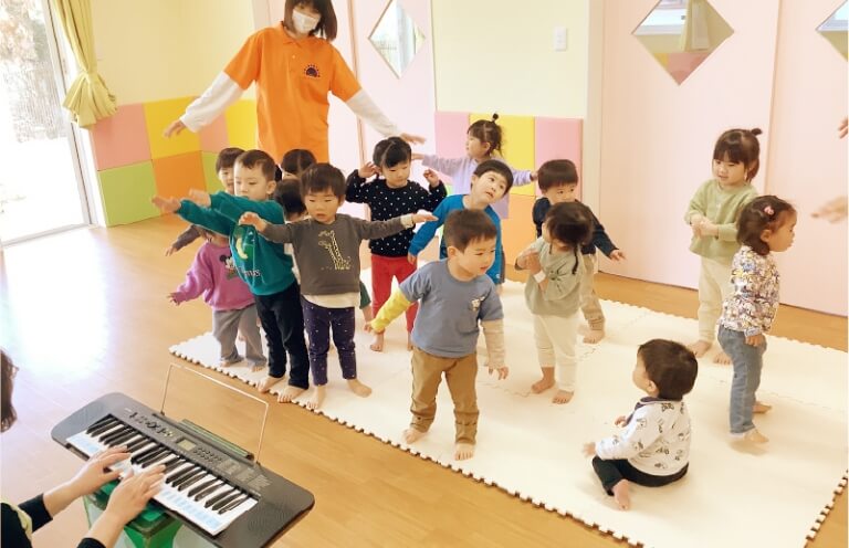 リトミックを楽しむ園児たち