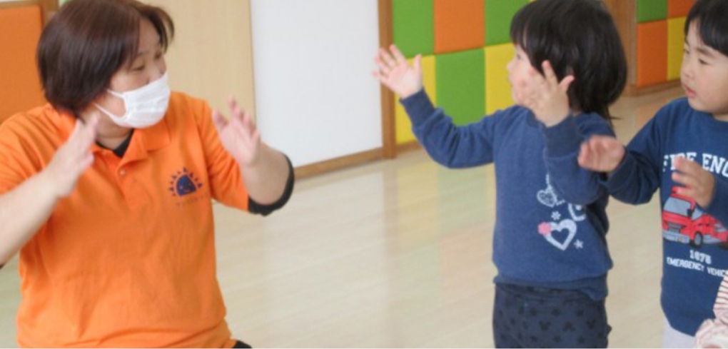 リトミックを楽しむ園児