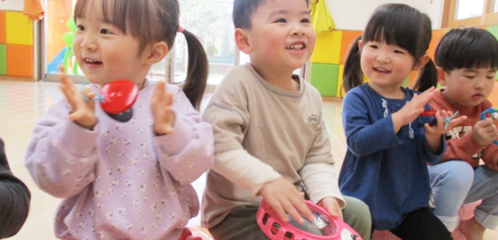 リトミックを楽しむ園児