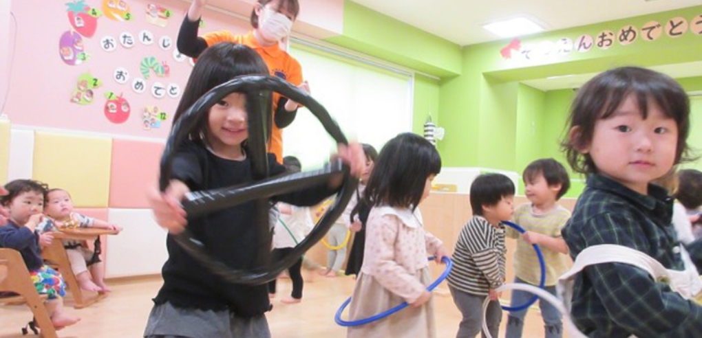 リトミックを楽しむ園児