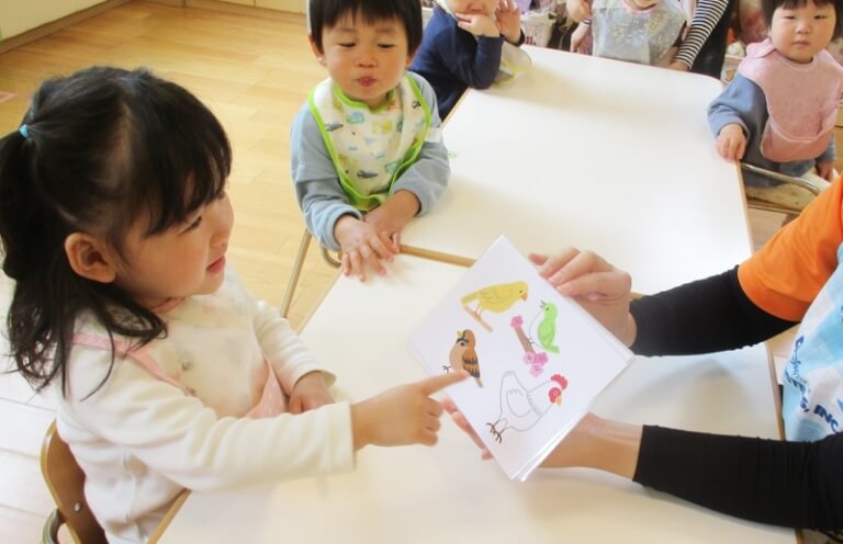 保育士と学ぶ園児