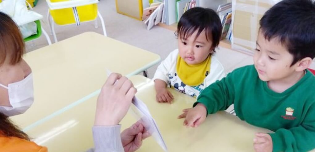 フラッシュカードと保育士