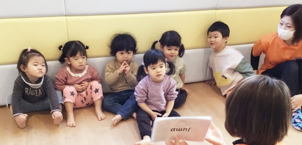 フラッシュカードを学習する園児