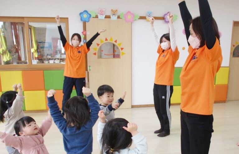 保育士と学ぶ園児