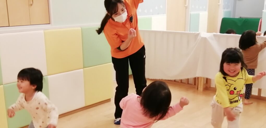 体操する園児