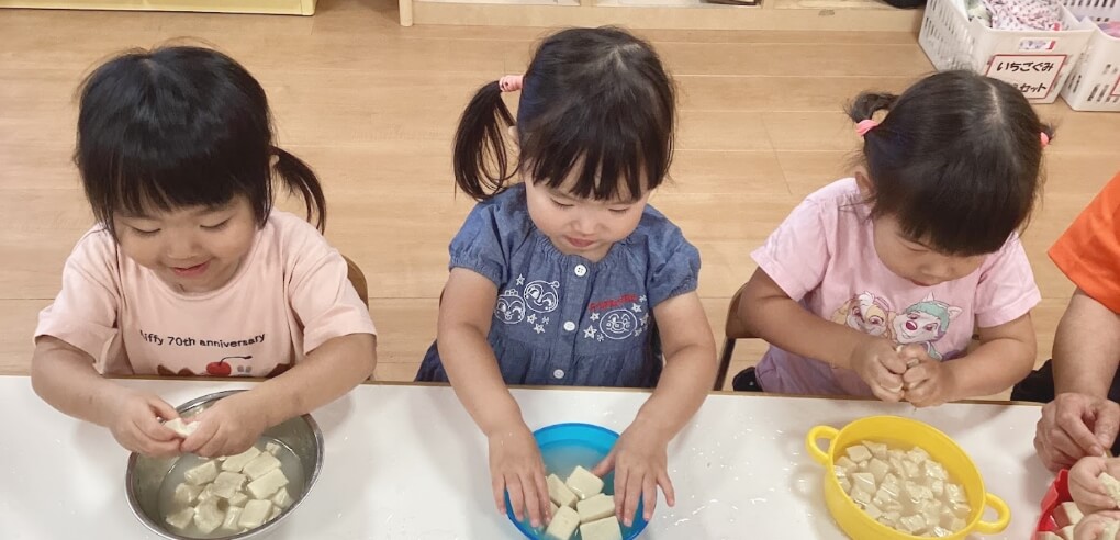 食材を触る園児