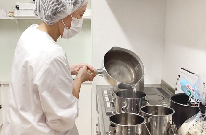清潔な環境で調理する調理師