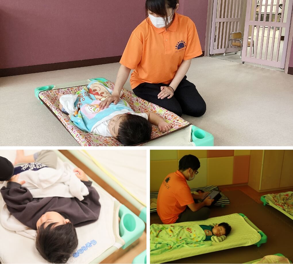 午睡を見守る保育士