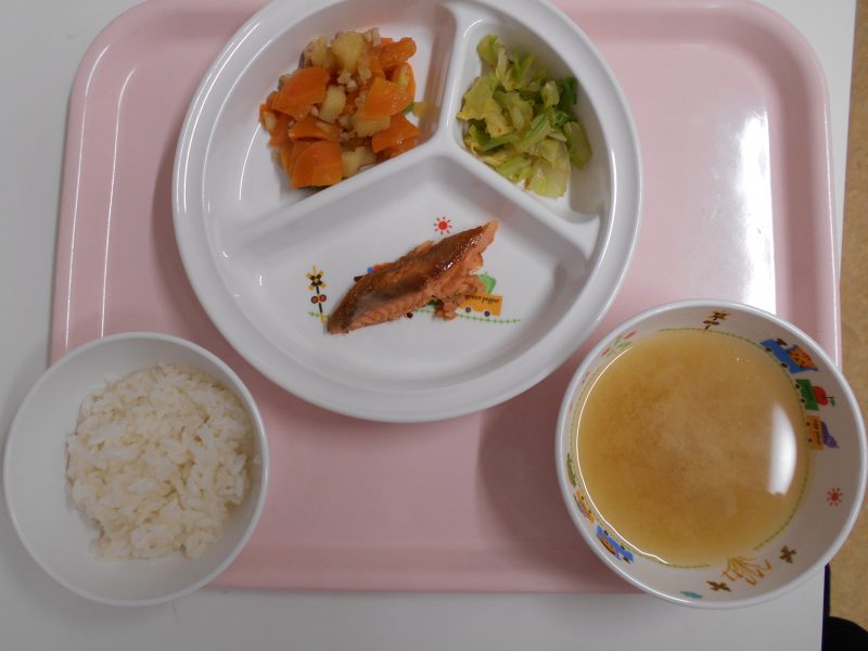 今日のお給食はお肉に魚にボリューム満点です♪