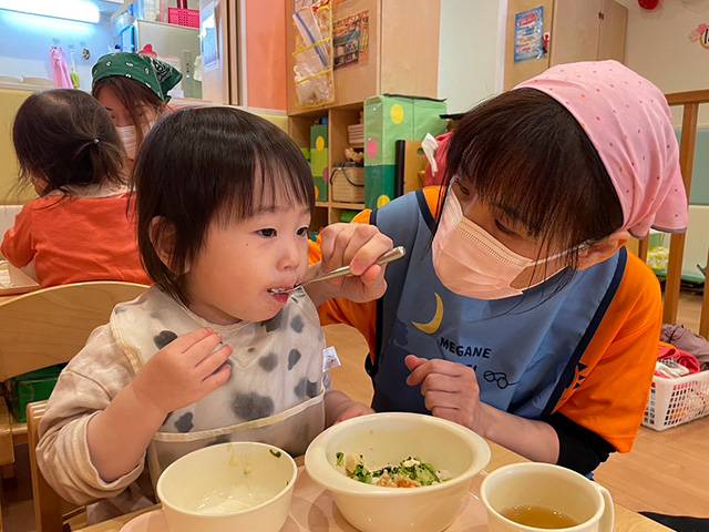 保育士・<small></small> よしこ 先生について