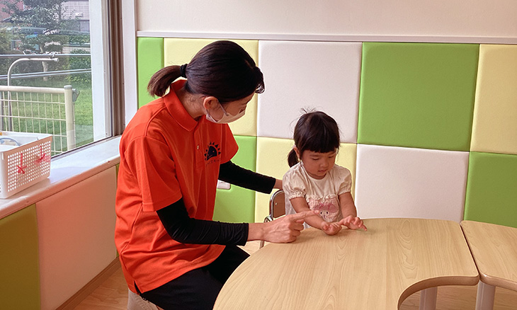 保育士・<small></small> まりな 先生について