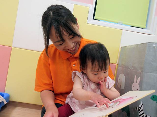 保育士・<small></small> さな 先生について