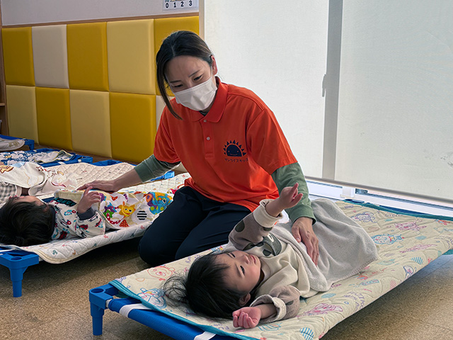 保育士・<small></small> さとこ 先生について