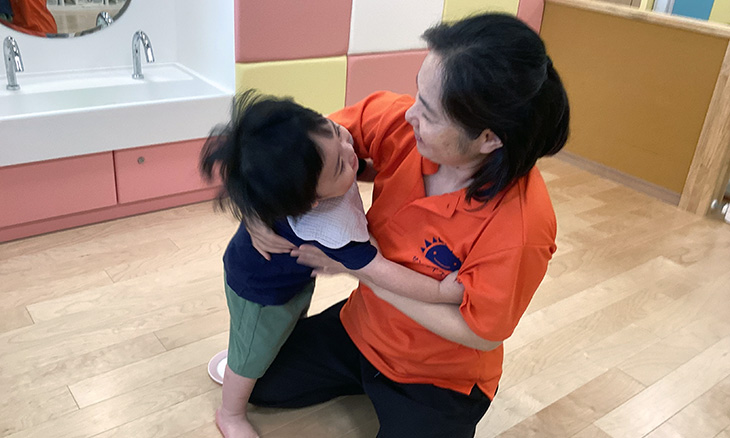 保育士・<small></small> かおり 先生について