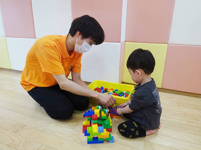 保育士・<small></small> りょうじ 先生について
