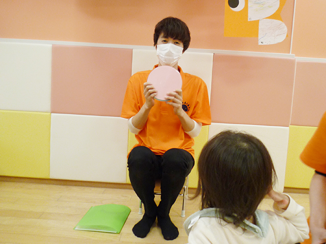 保育士・<small></small> りょうじ 先生について