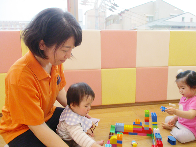 保育士・<small></small> ともこ 先生について