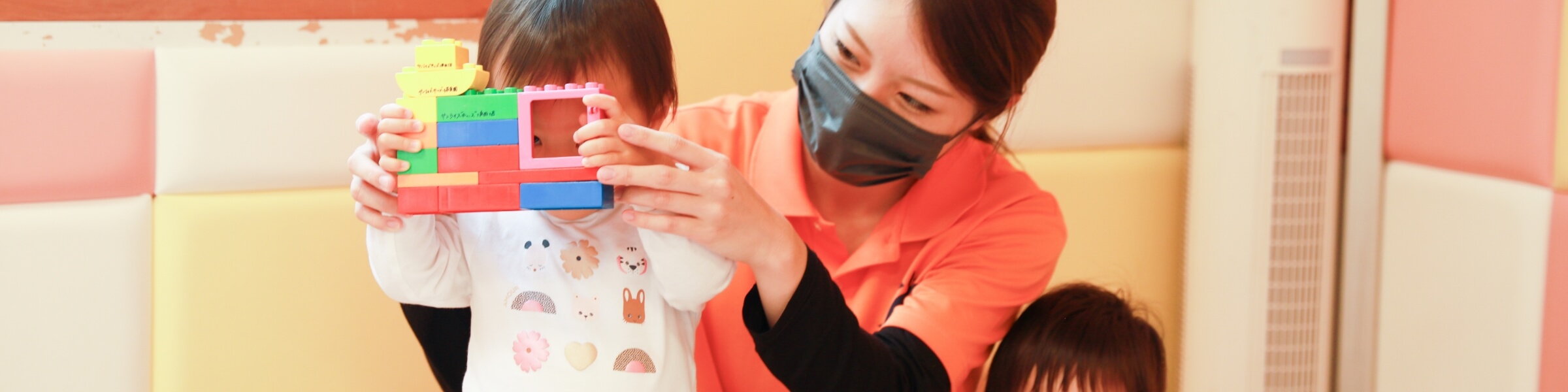 保育士と子ども