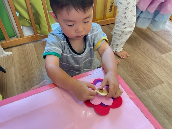 布やビニールやボタン等の玩具