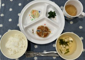 サンライズキッズ保育園白馬園の給食とおやつとは・・♪