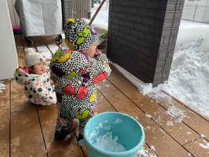 お誕生会と雪遊び、お部屋で体操