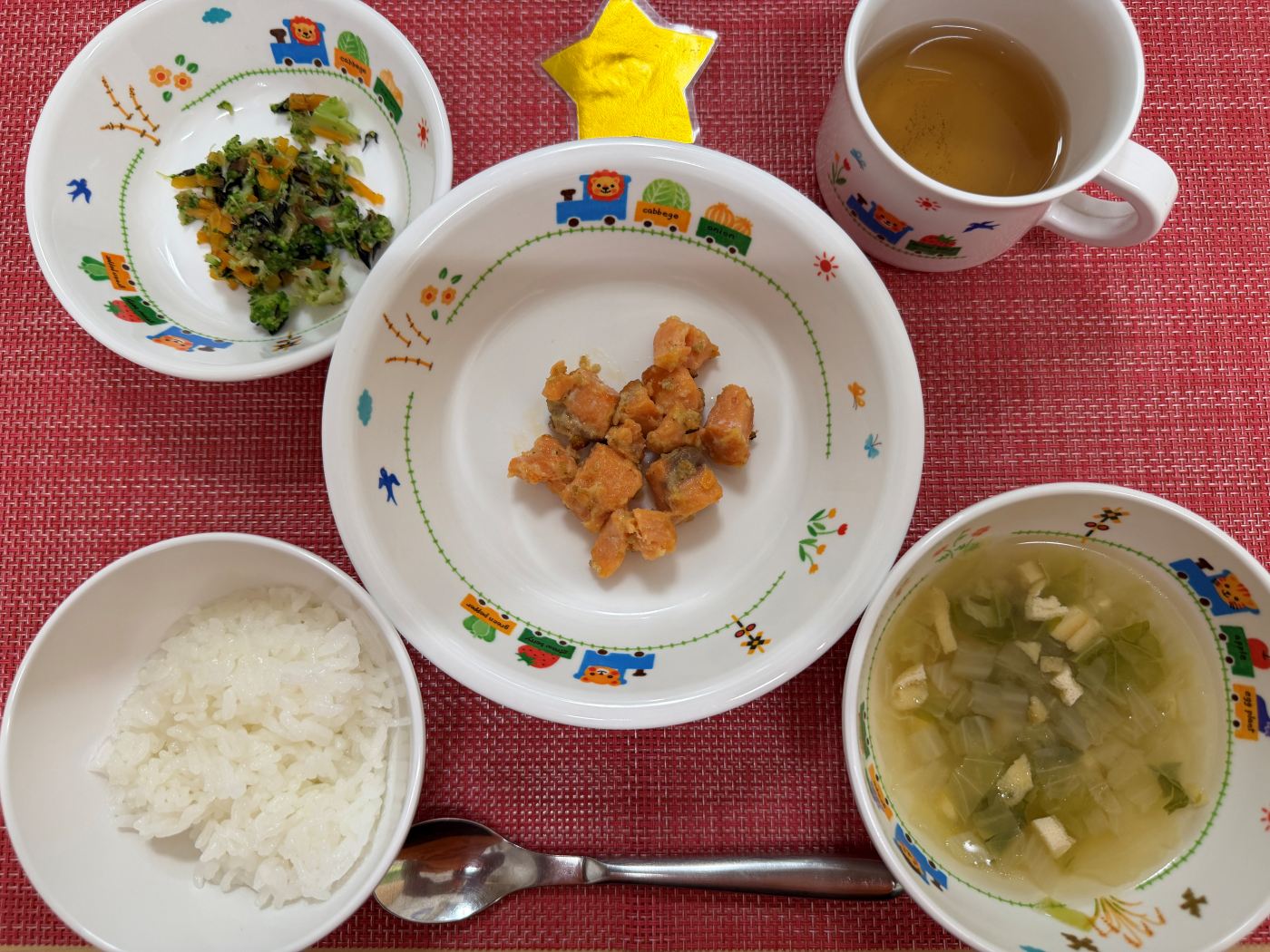 【8月4日㈫の給食・おやつ】