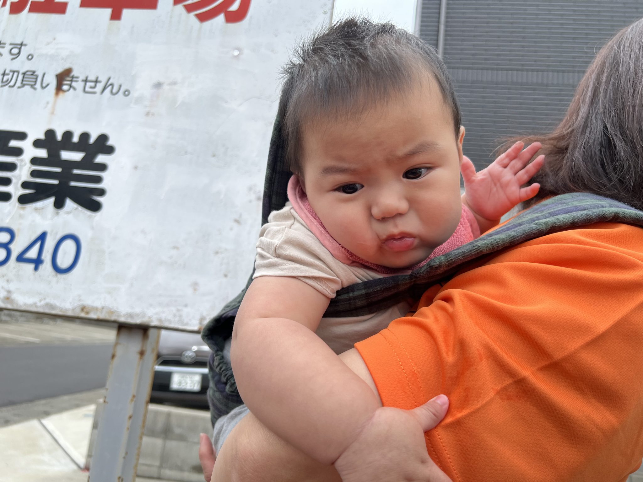 お散歩に行ったり、マラカスを作ったりして遊びました?