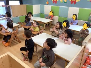 今年度最後の絵本の読み合い📚