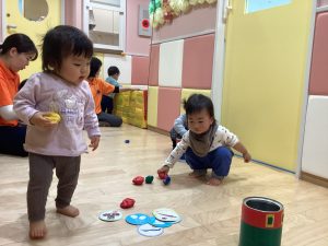 製作・遊びの様子😊🎶(１歳児)