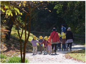 冬でも薄着の子供たち！寒さ知らずの理由