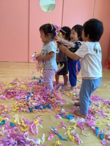 お花紙で遊びました🎊