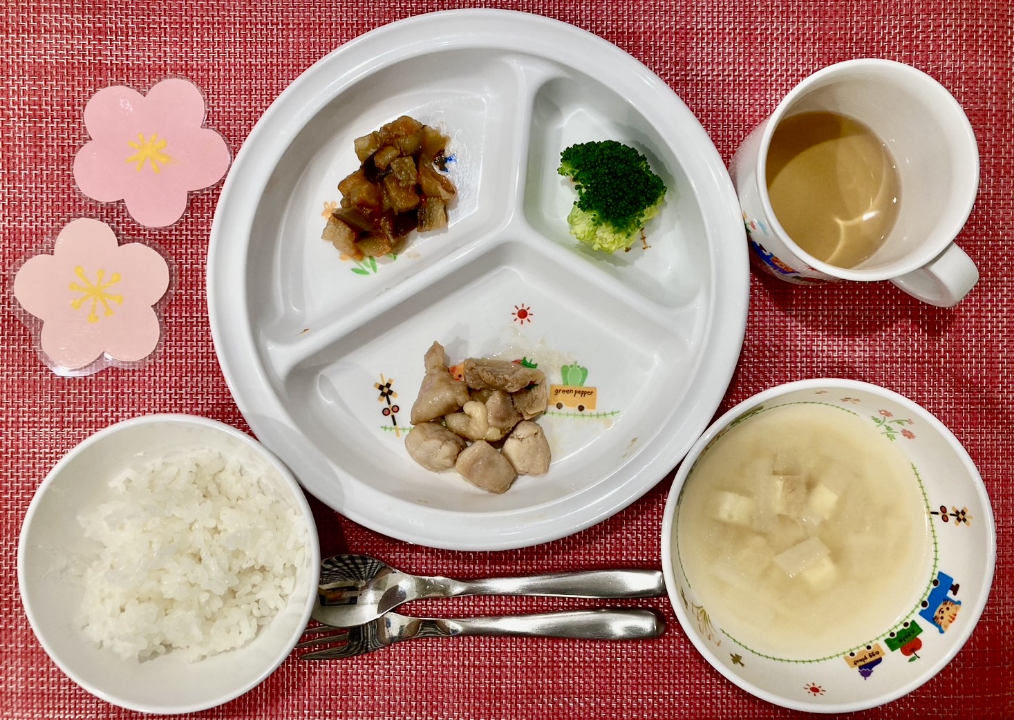 【3月29日(金)の給食・おやつ】